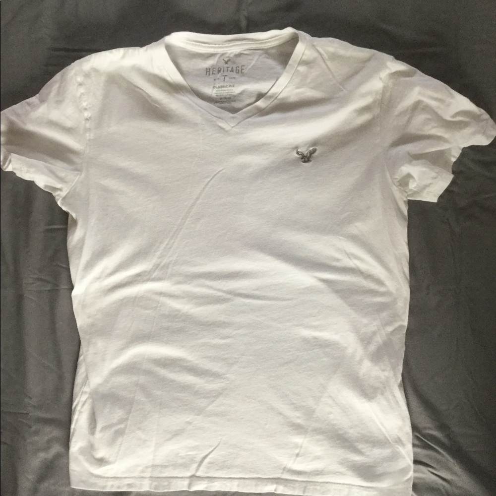 Men’s short sleeve v-neck tee